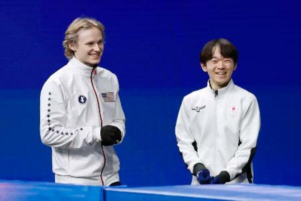 公式練習を前に笑顔を見せるイリア・マリニン(左)と鍵山優真=ミラノ(共同)