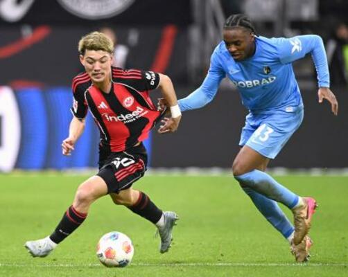 　フライブルク戦で競り合うＥフランクフルトの堂安（左）＝フランクフルト（共同）