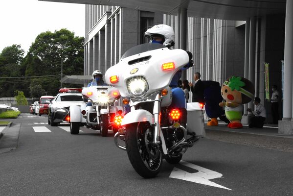 刑法犯の認知件数急増を受け、緊急パトロールに出発する白バイ隊員ら＝26日午後、県庁