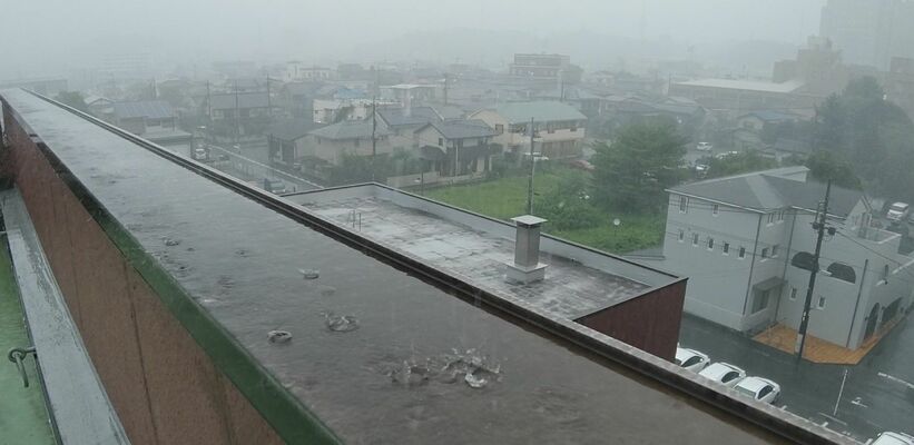 宇都宮市内で激しく降る雨（下野新聞本社屋上）