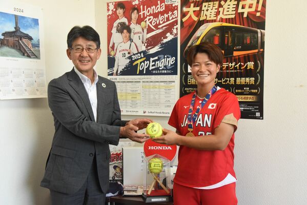 大関町長に記念品を手渡す塚本選手（右）