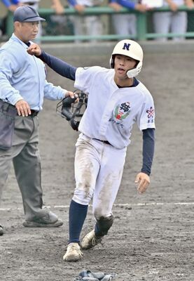 ８回、佐野日大・吉澤の犠打で三走の中村が勝ち越しのホームイン＝山梨県富士吉田市の富士北麓公園野球場、広瀬華撮影
