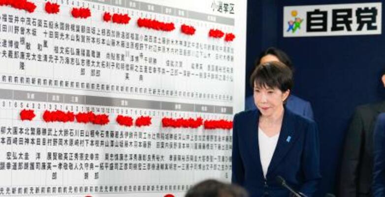 　メディアのインタビューに臨む自民党総裁の高市首相＝８日午後１１時８分、東京・永田町の党本部