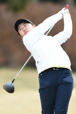 中学女子　３アンダー、６９で優勝した大森（西方）の１０番のティーショット