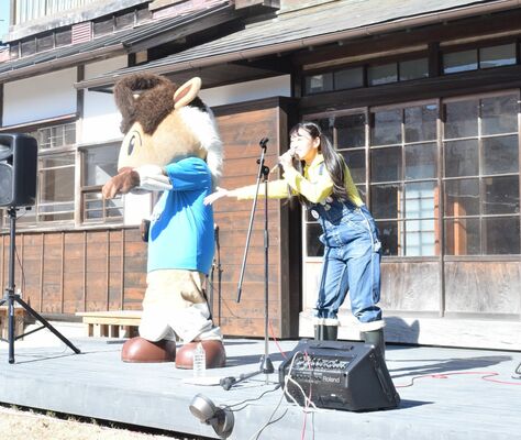 ミニライブで歌う４代目ゆめな（右）