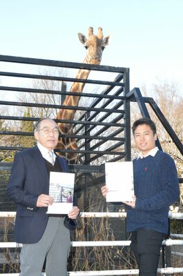原田校長（左）と伊川代表＝１月上旬、宇都宮動物園