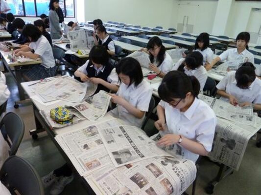 切り抜きに挑戦／宇都宮短大付属中３年