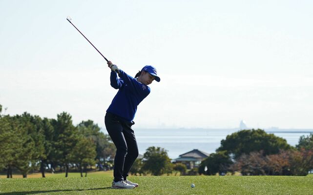 ４番でティーショットを放つ辻＝若洲ゴルフリンクス
