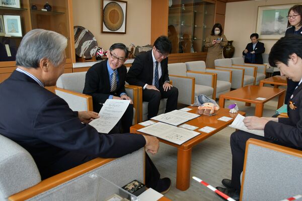 協定を締結した鈴木社長（左から２人目）ら＝26日午前、県庁