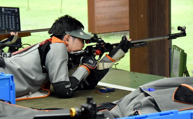 ライフル射撃成年男子50メートルライフル三姿勢ファイナル　伏射に臨む栃木県の小林＝宇都宮市の県ライフル射撃場