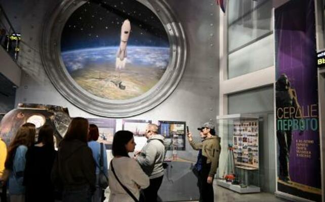 モスクワの宇宙飛行士記念博物館で展示を見る人たち=7日(共同)