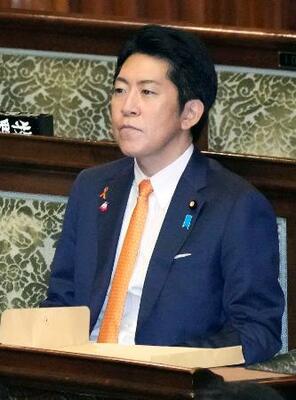 参院本会議に臨む佐藤官房副長官=5日午前