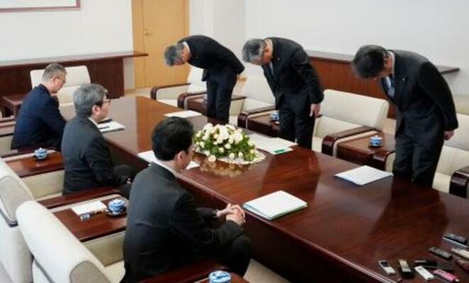 東北電力東通原発で記録不正が見つかった問題で青森県庁を訪れ陳謝する石山一弘社長(奥中央)ら=18日午前