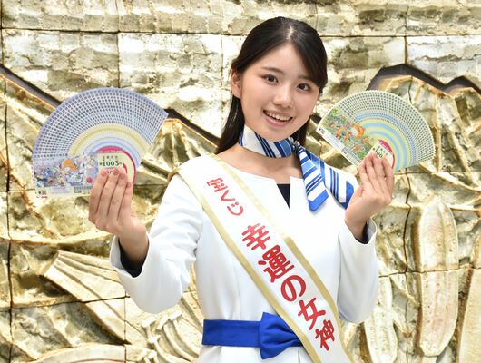 ドリームジャンボ宝くじをＰＲする「幸運の女神」の岡田さん＝22日午前、下野新聞社