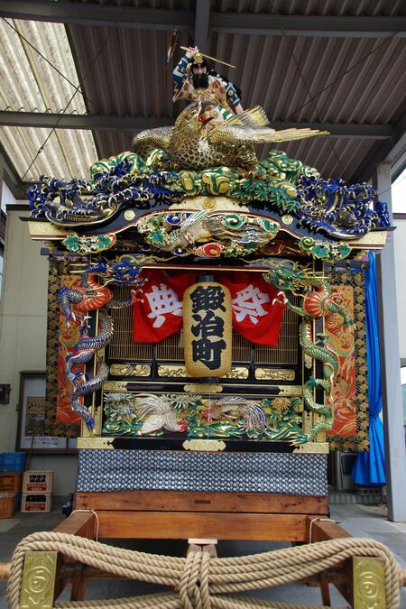 大鷲退治の彫刻が特徴的な鍛冶町の大屋台（市提供）