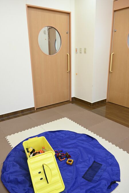 ＰＣＩＴを実施する自治医大のプレイルーム。左手扉の円形の鏡はマジックミラー仕様になっている