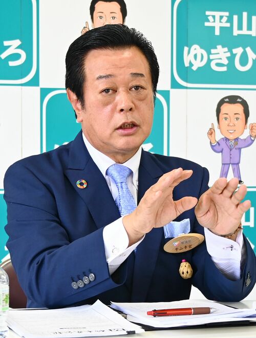 町長選無効の県選管裁決について東京高裁に提訴する方針を表明する平山氏＝27日午後１時50分、那須町高久甲