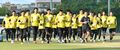ランニングに汗を流す栃木ＳＣの選手ら＝沖縄県名護市