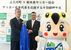 星野会長（左）に千羽鶴を手渡す星野町長＝11日午前、宇都宮市鶴田２丁目