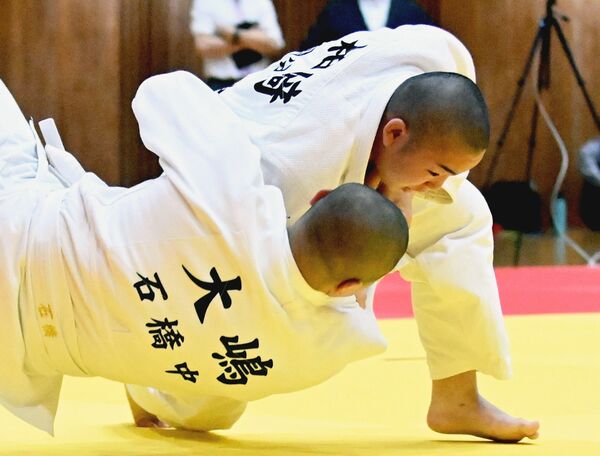 柔道男子個人90キロ級決勝 柏崎(国分寺)が背負い投げで一本勝ち=ユウケイ武道館、田中勝撮影