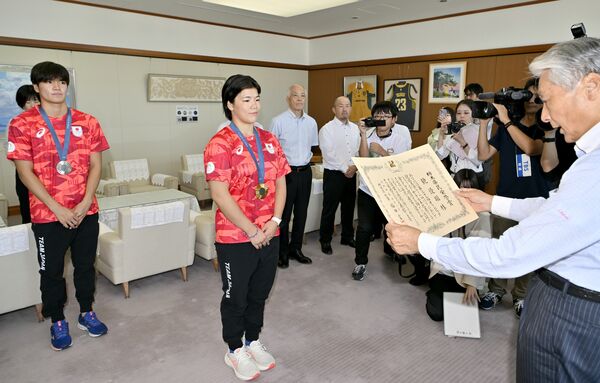 福田知事から県民栄誉賞の表彰を受ける鏡選手（中央）。左は松下選手＝１日午後３時、県庁