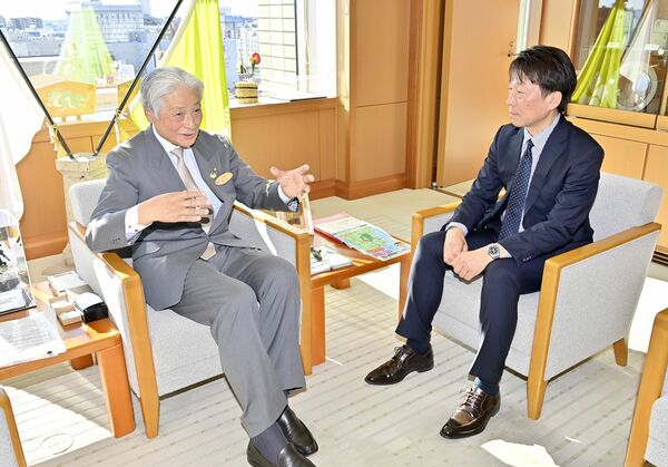 対談する福田知事(左)と三浦編集局長