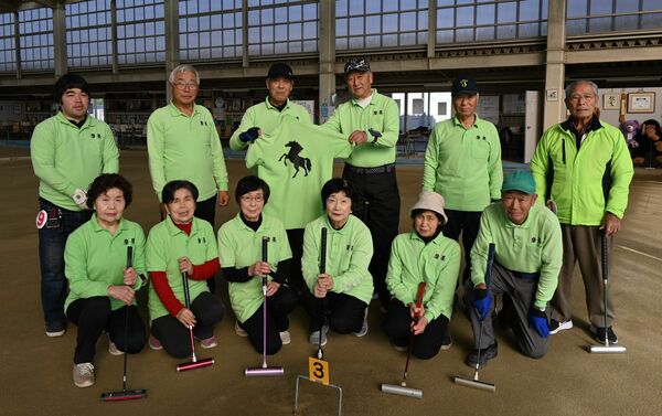 名馬「磨墨」を背中にデザインしたユニホーム姿で集まる「するすみ」のメンバー