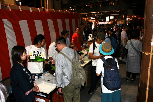 飲み放題で試飲酒を参加者に提供する７酒蔵の出展コーナー＝５月30日、栃木市