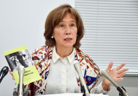 「水銀に関する水俣条約」第6回締約国会議での写真展開催について記者会見するアイリーン・美緒子・スミスさん=21日午後、熊本県庁