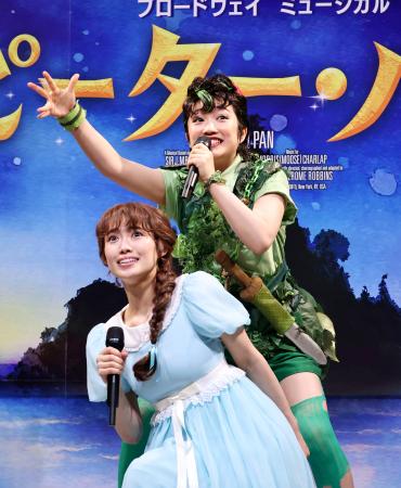 　制作発表で劇中歌「ネバーランド」を披露する山口乃々華（手前）と山崎玲奈＝東京都江東区