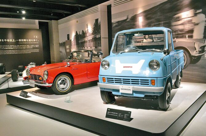 創業期から時代ごとに、厳選した製品を展示。ホンダ初の量産市販４輪車「T360」（手前）