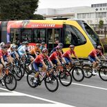 “赤いＬＲＴ”とブリッツェン選手が並走　沿線でクリテリウム　ラッピング…