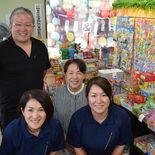 不動産屋に「駄菓子屋」オープン　学びと見守り「雷で動けない」もお任せ　…