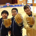 “大谷グラブ”で野球しようぜ！　日光・足尾小中の児童がゲーム体験