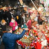 鹿沼で４年ぶりの花市　１キロに露店300店　縁起物求める人でにぎわい