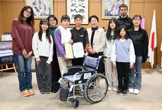 プルタブ集めて市に車いす寄贈