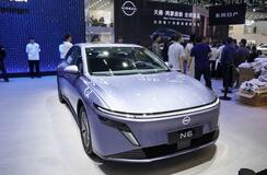 自動車ショー 国策映す