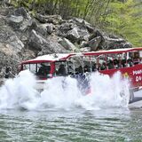 日光で水陸両用バス運行開始　新緑の湯西川ダムを遊覧