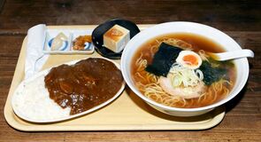 【食べた？】あっさり味、うまみ十分　ラーメンセット　熊さんの村（矢板）