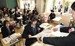 胸を張り いざ巣立ち　