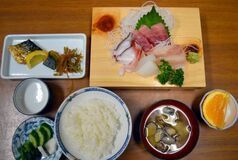 【グルメ探訪】鮮魚店に併設、鮮度が売り　さしみ五点盛り定食　小暮商店（佐野）