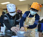 宇都宮・横川中央小でしもつかれ作り