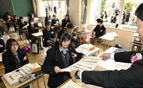 胸を張り いざ巣立ち　