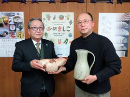 友緒さん（右）から町へ寄贈された陶芸２点と広田町長