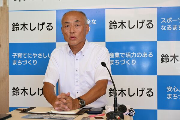 那珂川町長選への立候補を表明する鈴木氏＝17日午後、同町内