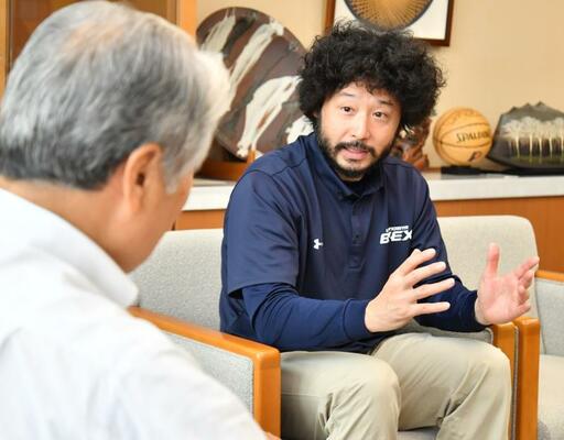 福田知事（左）にホーム開幕戦への意気込みを語る田臥主将＝県庁