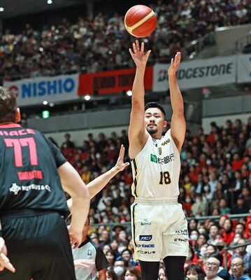 第１クオーター１分、先制の３点シュートを決めるブレックスの鵤＝東京都の代々木第１体育館