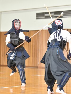 なぎなた個人試合　国学栃木の上田（左）がメンを狙う＝国学栃木高なぎなた道場、鈴木航撮影