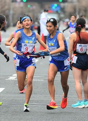 栃木県の８区磯（左）がアンカー下門にたすきをつなぐ