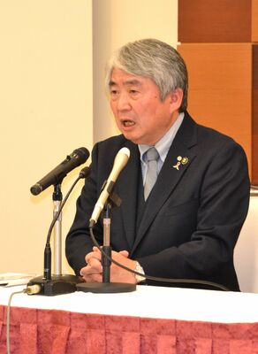 記者会見する浅野市長＝22日午後４時、小山市神鳥谷